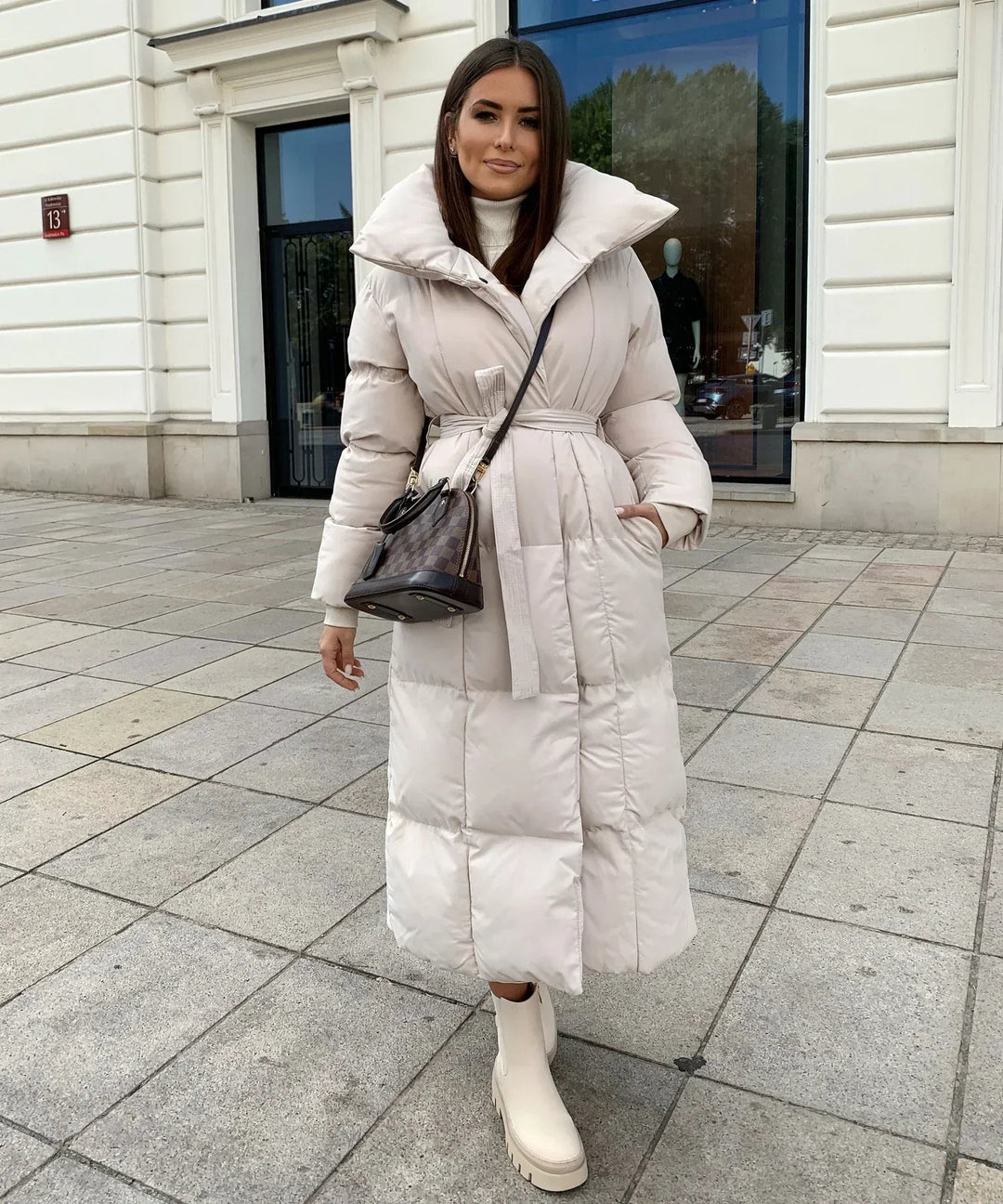 Piumino lungo caldo da donna per inverno, con collo alto e cintura. Perfetto per la moda e il freddo.