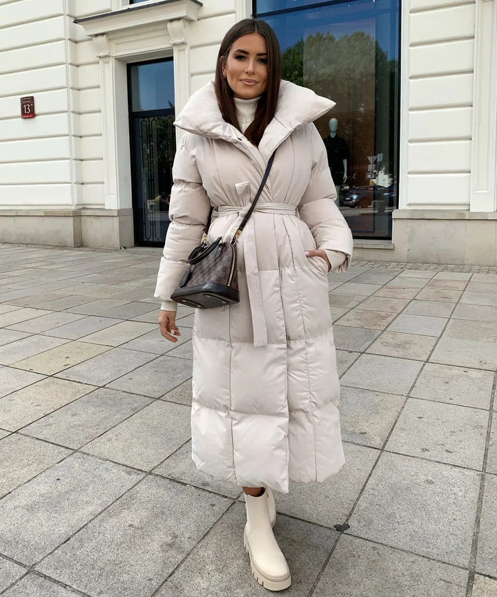 Piumino lungo caldo da donna per inverno, con collo alto e cintura. Perfetto per la moda e il freddo.