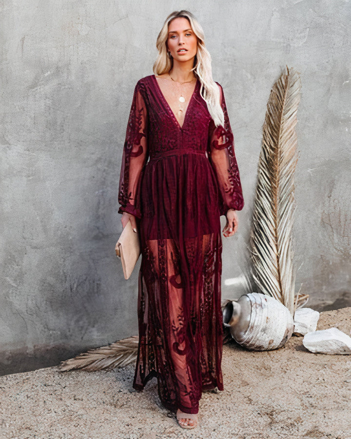 Abito lungo donna chic con dettagli in pizzo e maniche lunghe, design elegante e moderno per occasioni speciali.