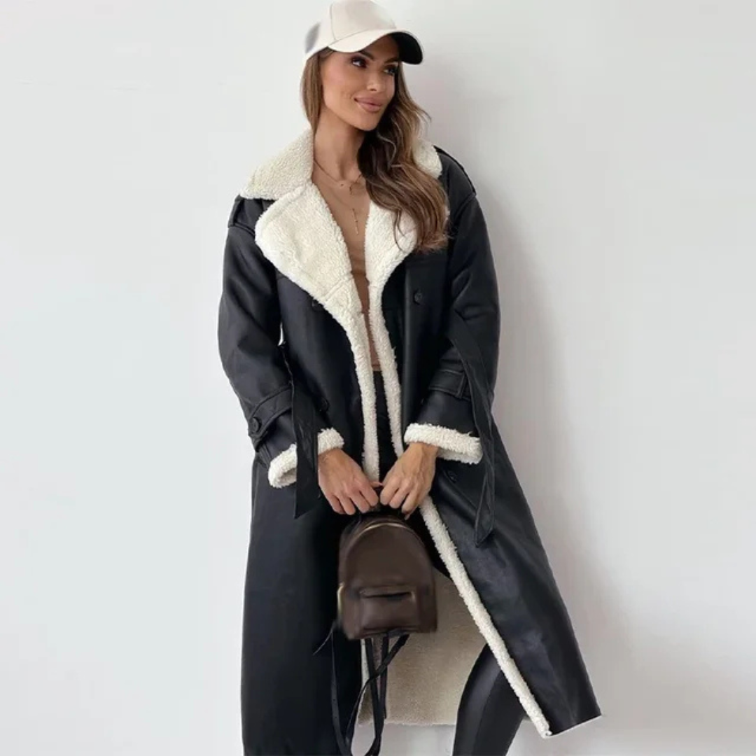 Cappotto invernale lungo donna, stile doppiopetto, in borg caldo e avvolgente, colore marrone elegante.