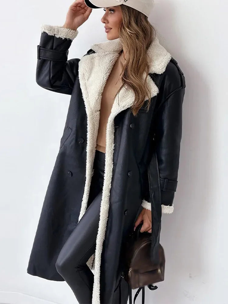 Elegante cappotto lungo donna con ampi revers, doppiopetto in borg, colore marrone, moda inverno.