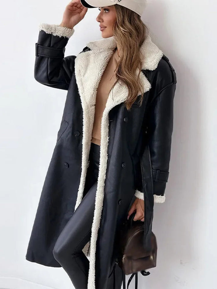 Elegante cappotto lungo donna con ampi revers, doppiopetto in borg, colore marrone, moda inverno.