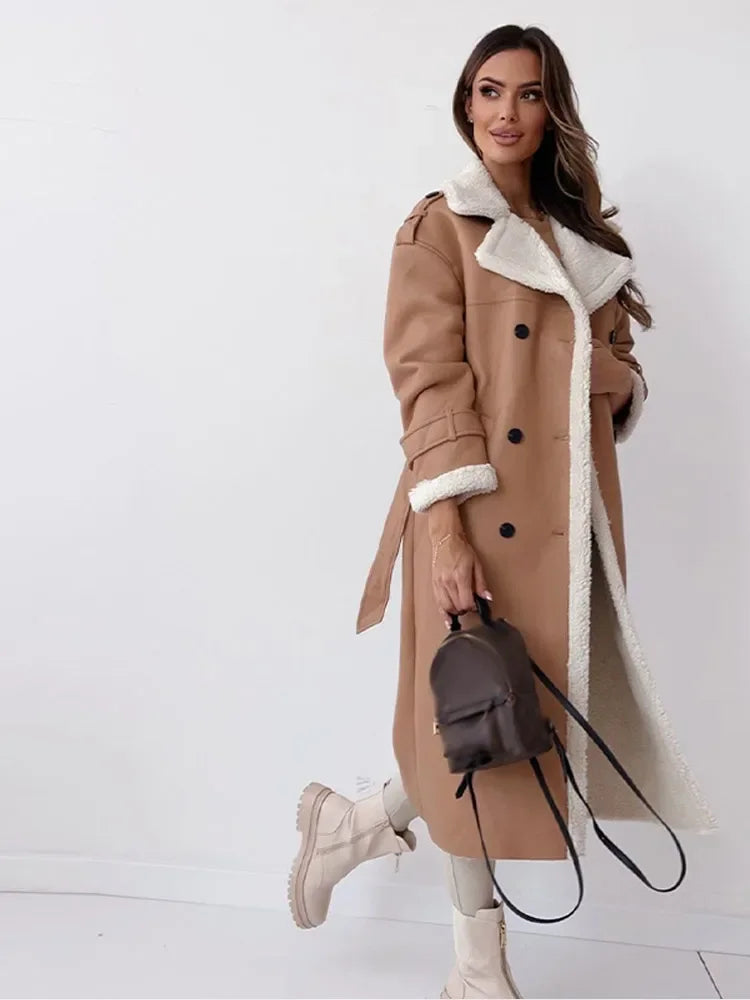 Cappotto lungo donna caldo e confortevole, in borg beige, chiusura doppiopetto, per l'inverno.
