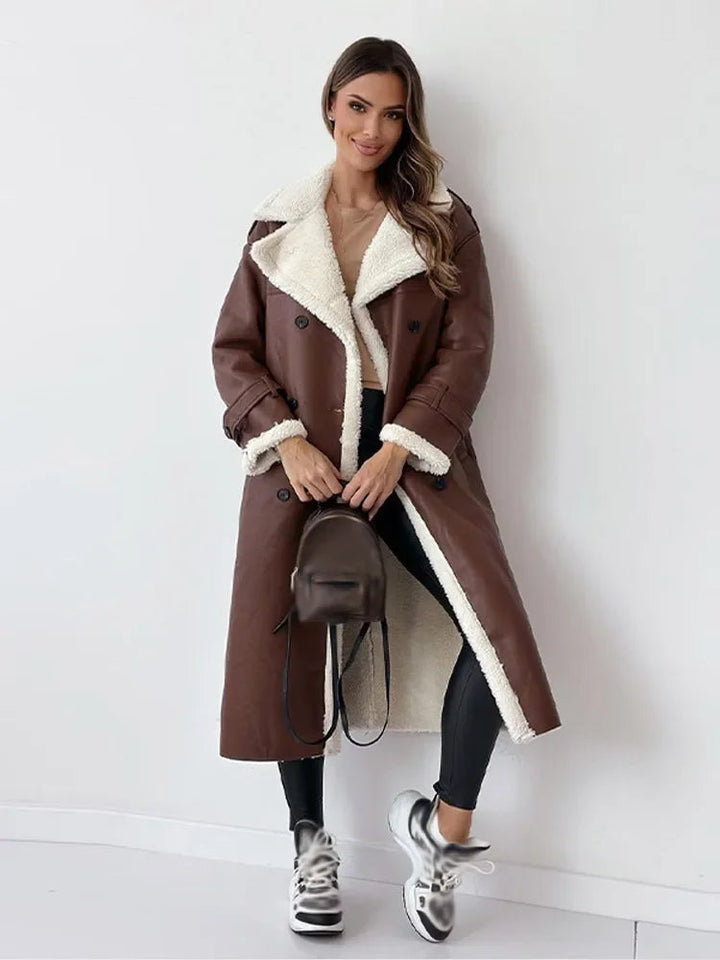 Cappotto lungo donna invernale, in borg marrone chiaro, chiusura doppiopetto, revers, look caldo e chic.