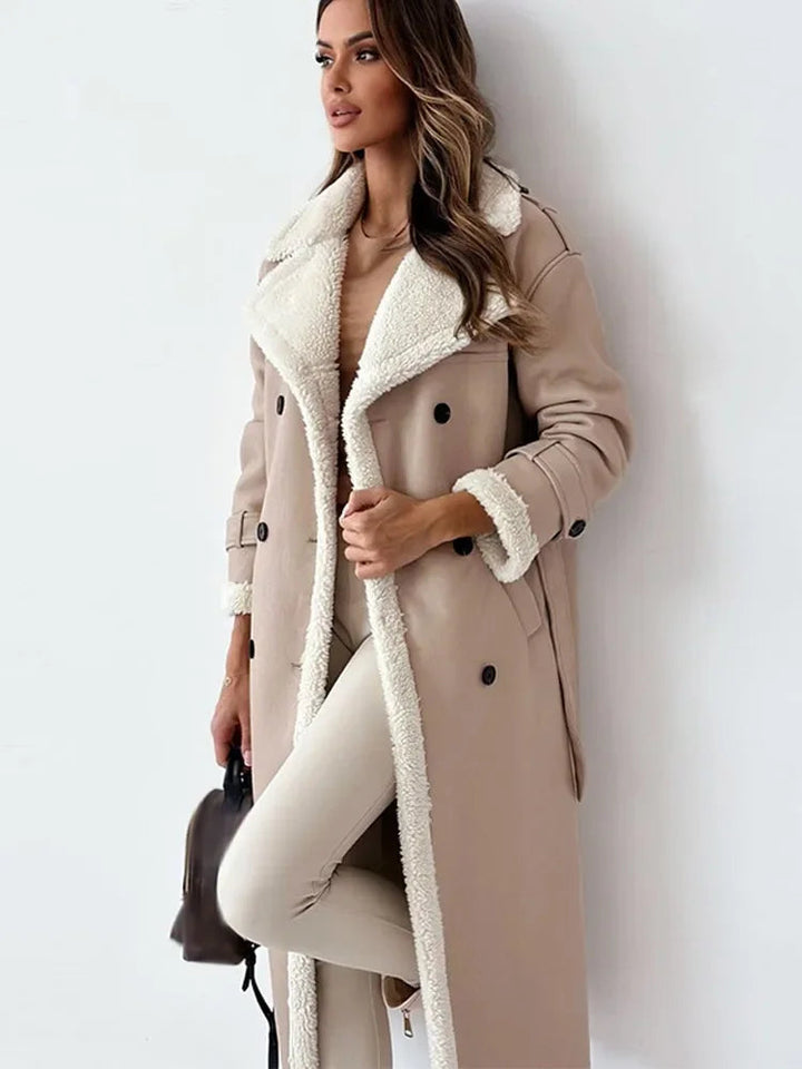 Cappotto lungo donna elegante doppiopetto in borg marrone, caldo e chic per l'inverno.