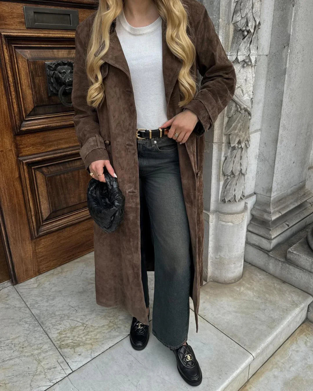 Elegante trench lungo donna in camoscio dorato, perfetto per l'autunno inverno. Cappotto moda doppiopetto.