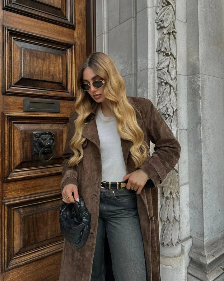 Trench lungo donna scamosciato con cintura regolabile e chiusura doppiopetto. Ideale per l'inverno.