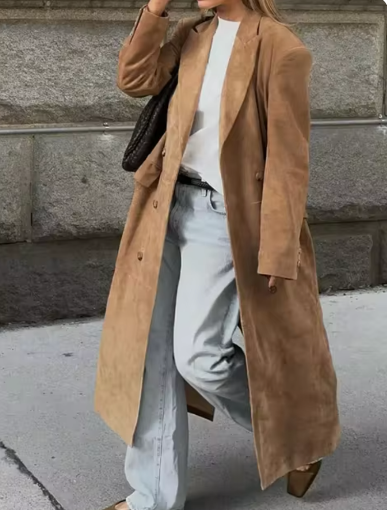 Trench donna elegante in scamosciato per autunno/inverno. Cappotto lungo marrone, doppiopetto e cintura.