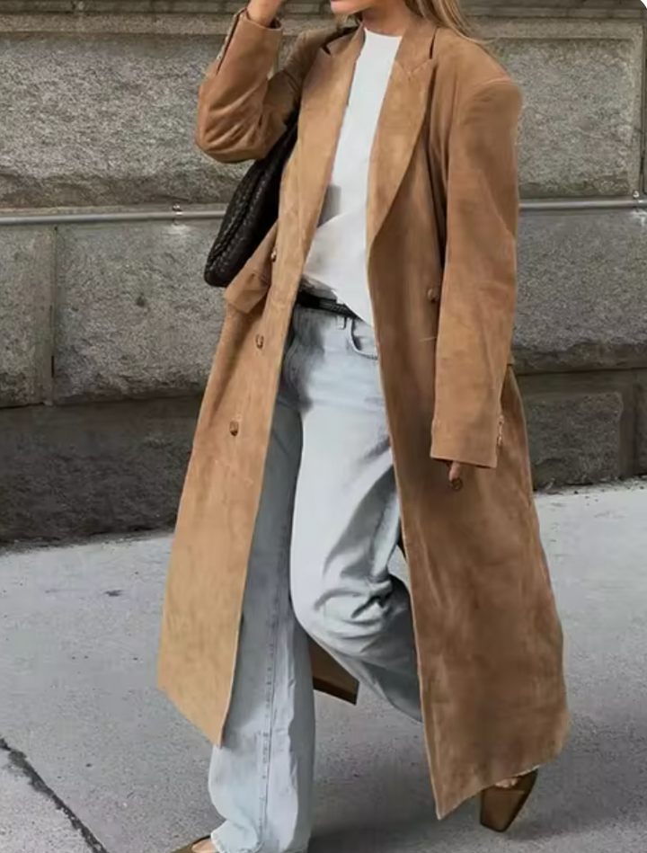 Trench donna elegante in scamosciato per autunno/inverno. Cappotto lungo marrone, doppiopetto e cintura.