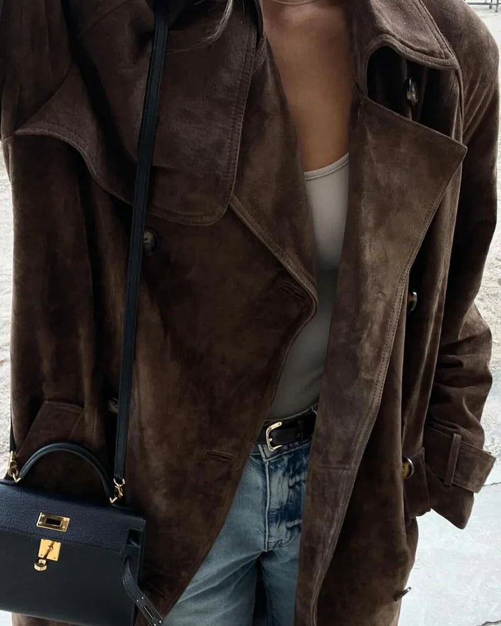 Lussuoso trench lungo donna in morbido scamosciato marrone dorato. Cappotto elegante con cintura per l'inverno.