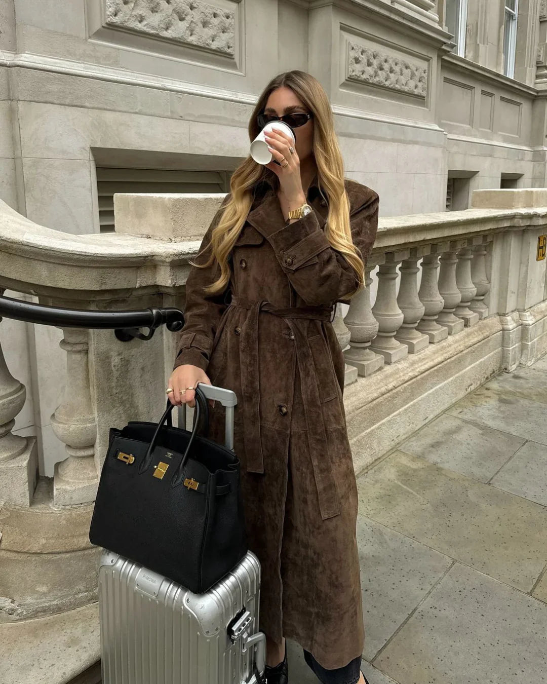 Trench lungo donna scamosciato marrone, con cintura e doppiopetto, per un look autunnale elegante.