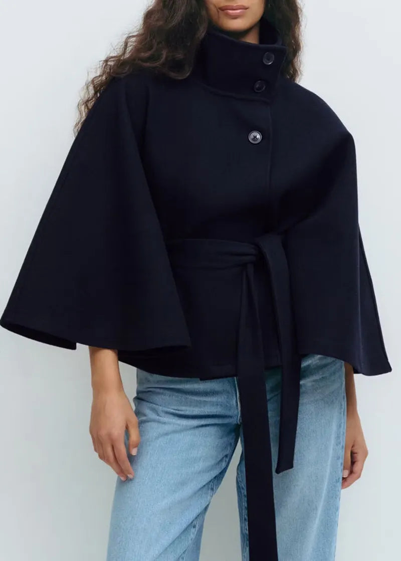 Abbigliamento femminile chic: mantella donna con collo alto e cintura, un outerwear elegante.