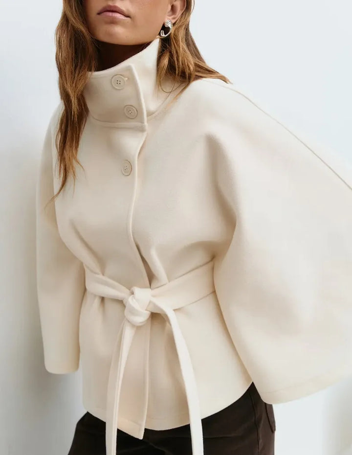 Mantella donna con cintura e bottoni asimmetrici, perfetta per un look sofisticato e moderno.