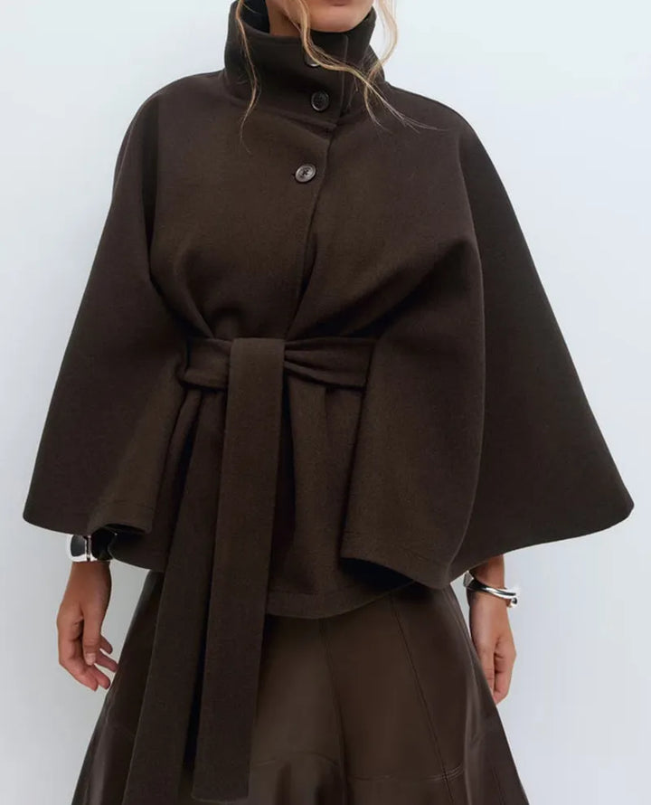 Mantella da donna versatile con cintura per accentuare la vita e bottoni asimmetrici, stile moda.