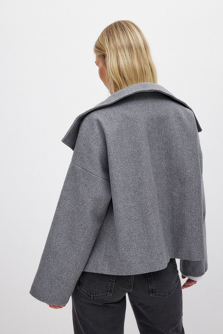 Caban corto donna grigio doppiopetto, effetto lana. Cappotto invernale elegante con collo ampio per moda donna.