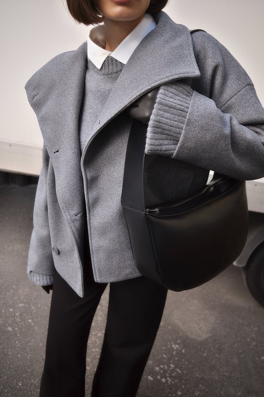 Caban corto donna nero effetto lana, doppiopetto. Giacca invernale versatile con collo ampio, perfetto per outfit eleganti.