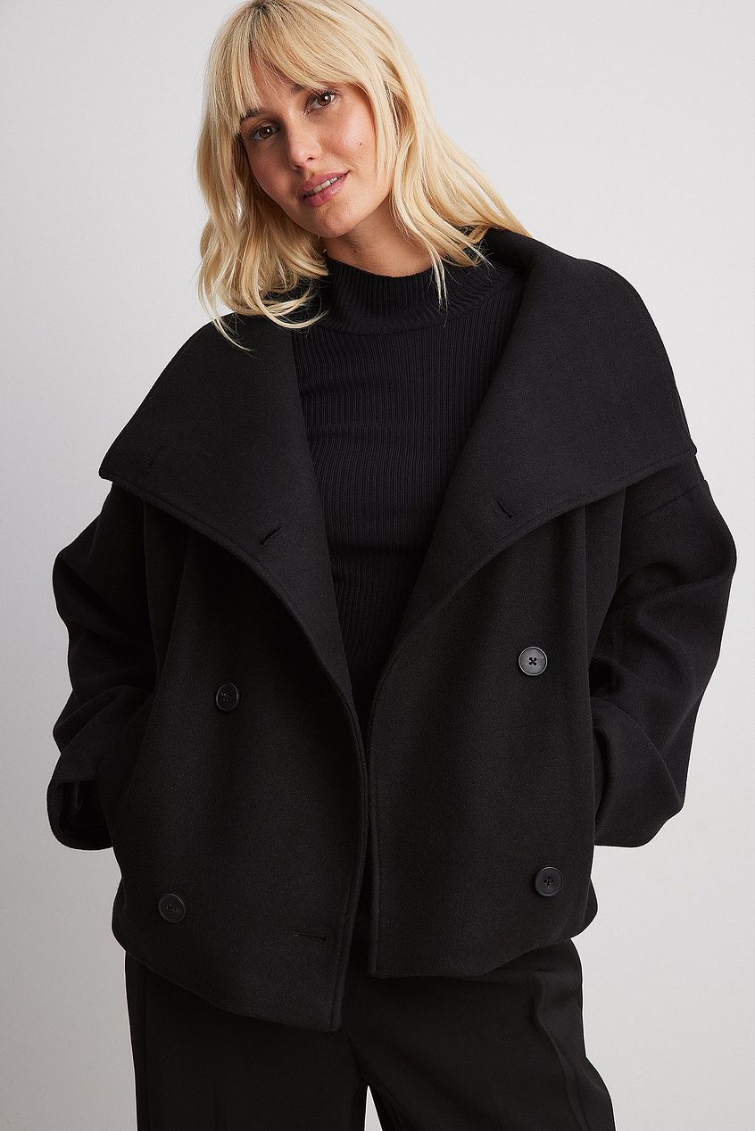 Caban corto donna blu navy doppiopetto. Giacca invernale effetto lana con collo ampio, ideale per moda elegante.