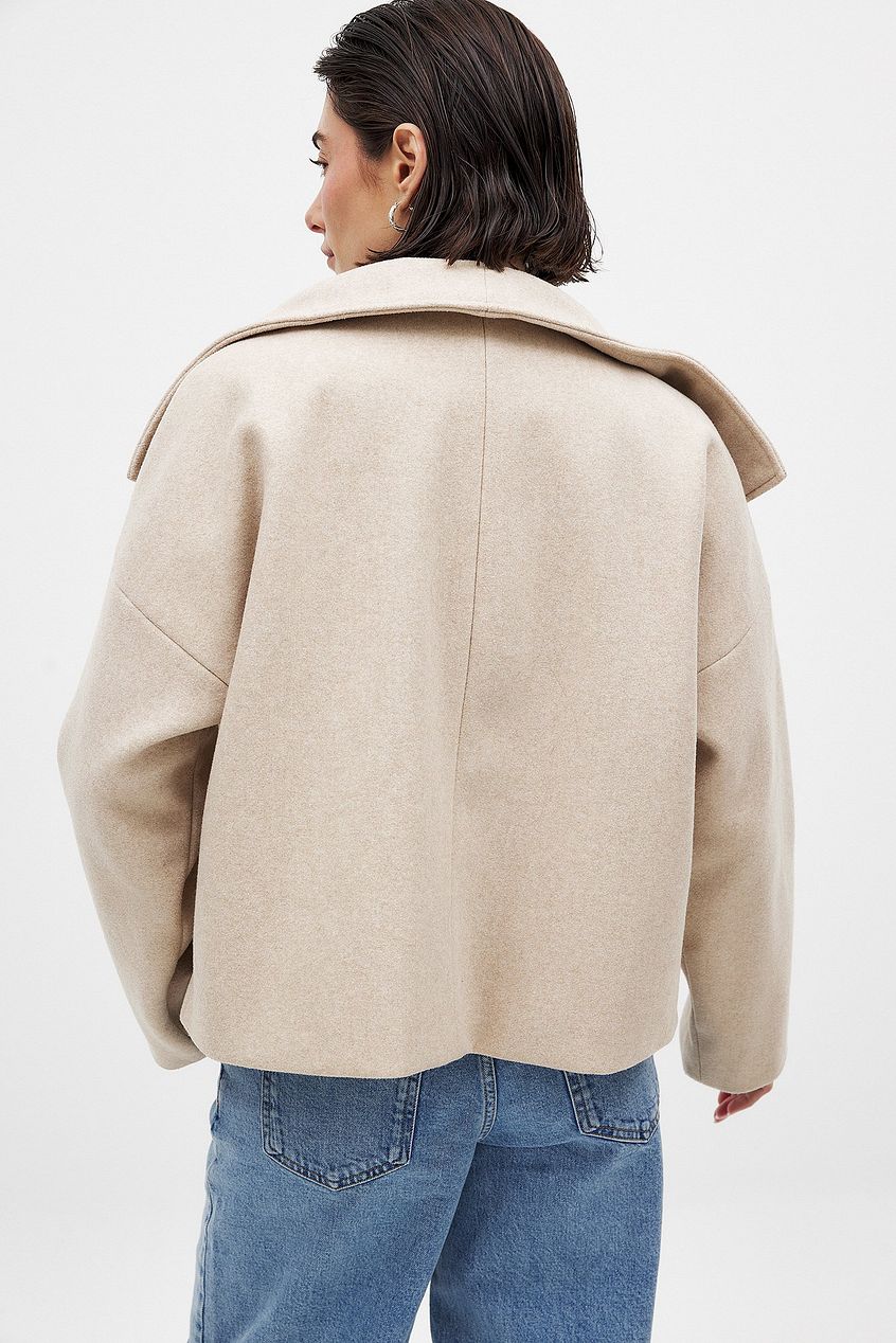 Caban corto donna beige effetto lana, doppiopetto. Cappotto invernale con collo ampio, stile elegante per autunno.