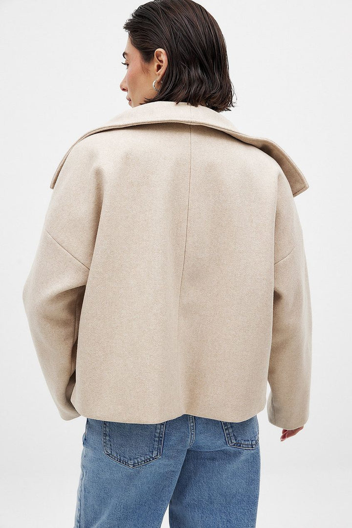 Caban corto donna beige effetto lana, doppiopetto. Cappotto invernale con collo ampio, stile elegante per autunno.