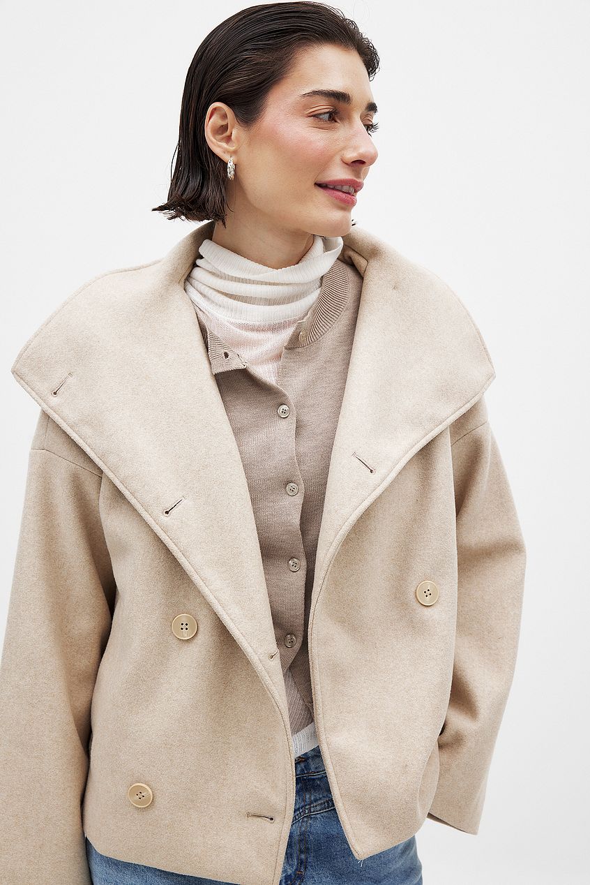 Giacca invernale donna, caban corto doppiopetto effetto lana. Perfetto abbigliamento esterno con collo ampio per il freddo.