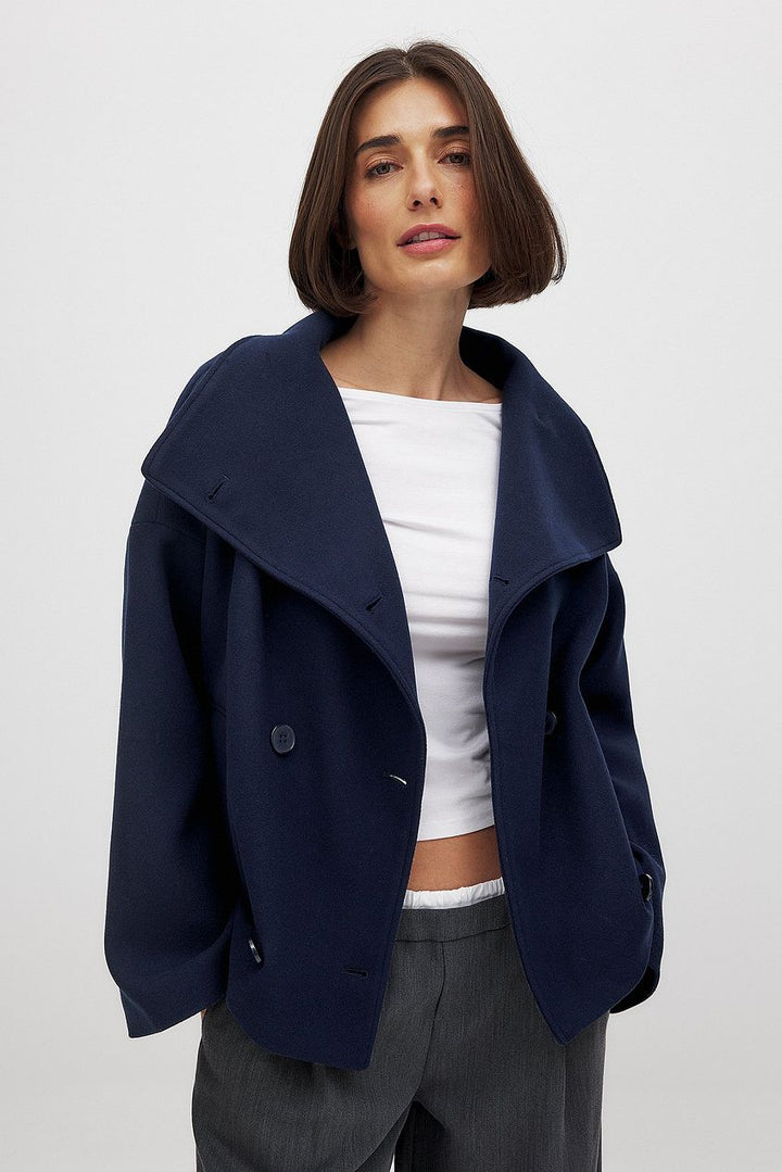 Caban corto donna elegante doppiopetto, effetto lana. Cappotto invernale con ampio collo e design raffinato per moda.