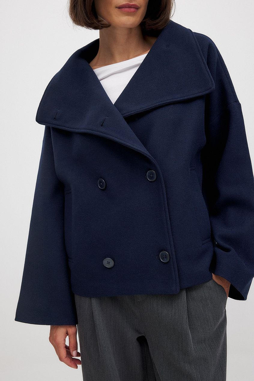 Abbigliamento esterno donna: caban corto effetto lana, collo ampio e doppiopetto. Ideale per outfit autunno/inverno.