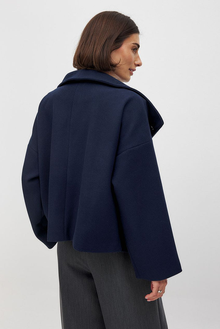 Caban corto donna doppiopetto in effetto lana. Giacca invernale con collo ampio, stile elegante per ogni outfit.