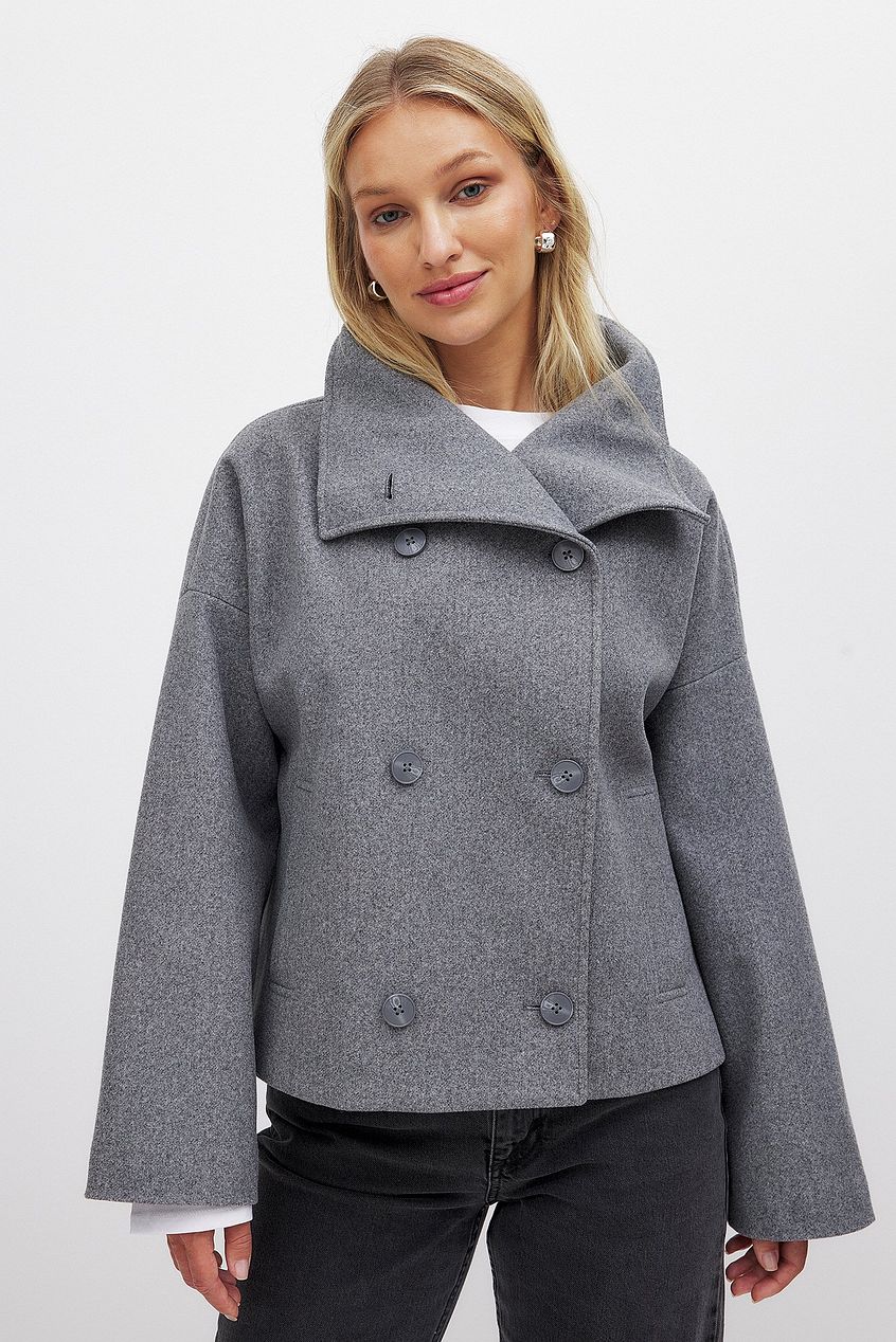 Caban corto donna doppiopetto effetto lana con collo ampio. Giacca invernale elegante per outfit autunno/inverno.
