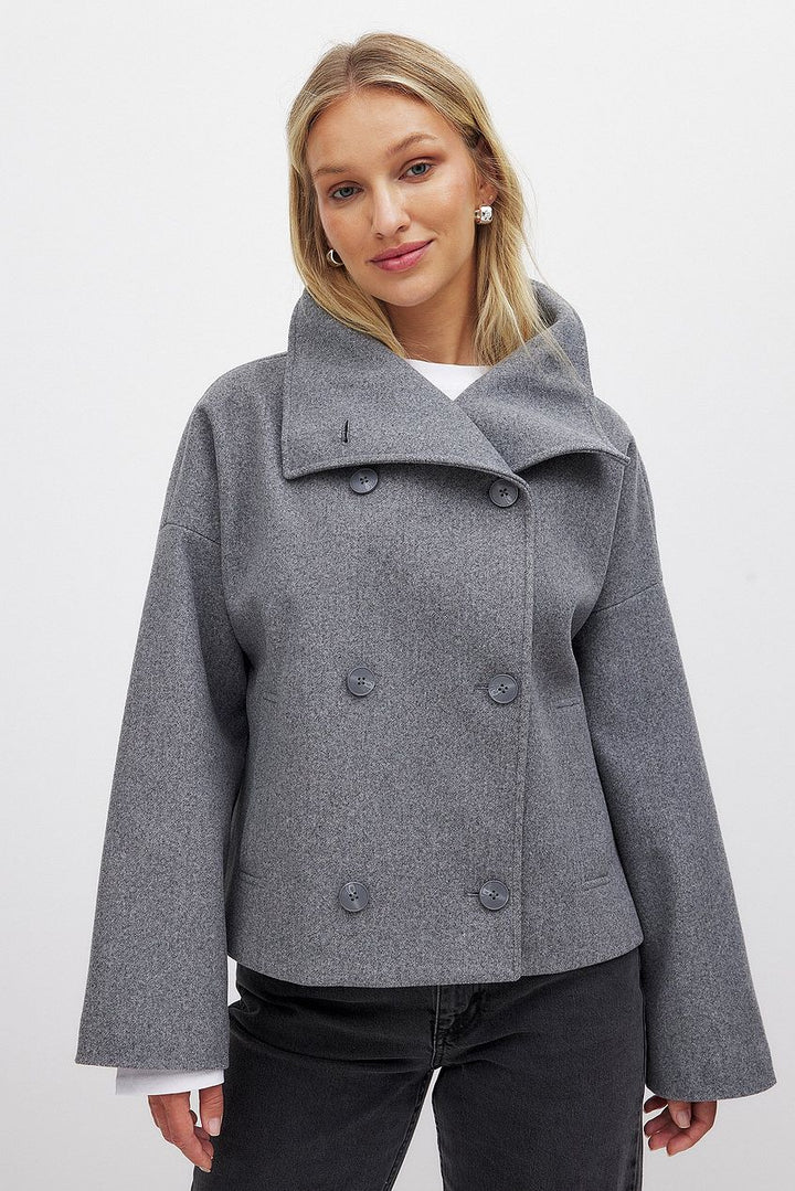 Caban corto donna doppiopetto effetto lana con collo ampio. Giacca invernale elegante per outfit autunno/inverno.