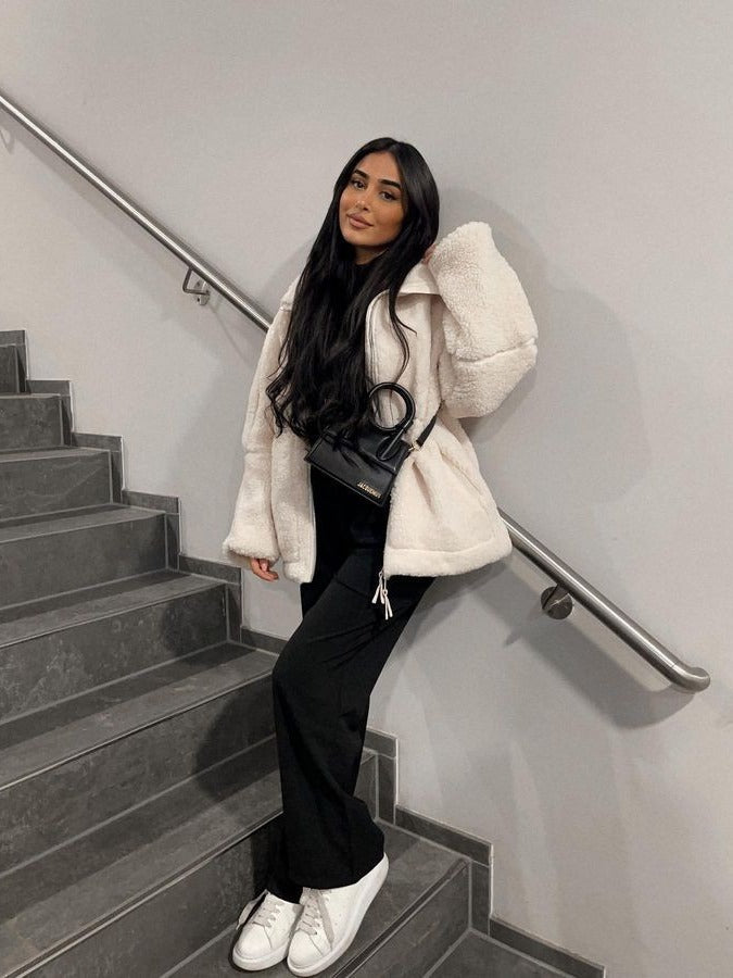 Giacca calda invernale da donna in borg sintetico marrone, con doppia zip e collo alto.
