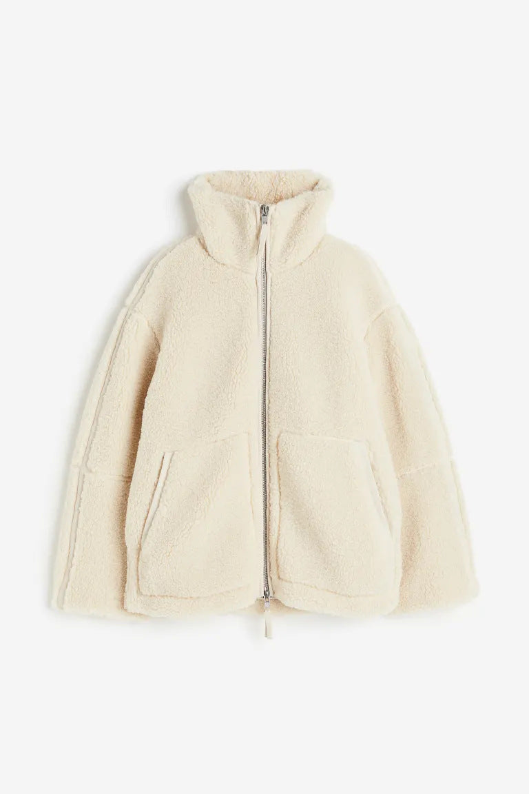 Giacca donna beige in borg sintetico con collo alto e doppia zip, ideale per la stagione fredda.