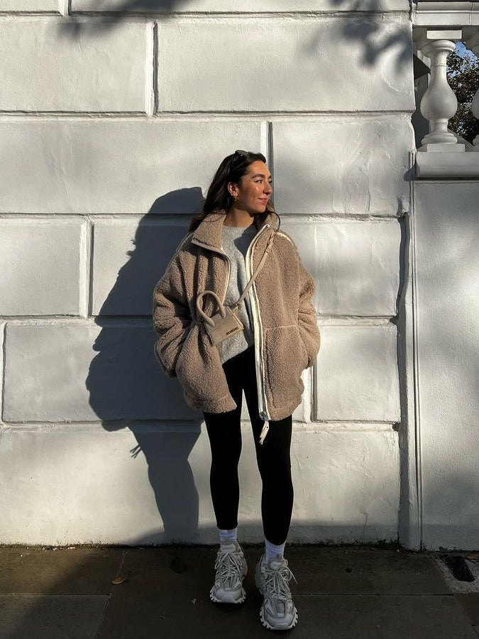 Giacca invernale calda da donna in borg sintetico marrone, collo alto e doppia zip per massimo comfort.