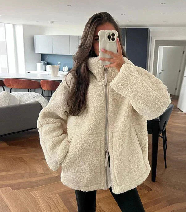 Giacca da donna in borg sintetico beige, collo alto e doppia zip, perfetta per l'inverno.
