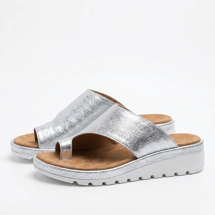 Sandali donna infradito con zeppa per l'estate. Stile casual e comfort antiscivolo per passeggiate e spiaggia.