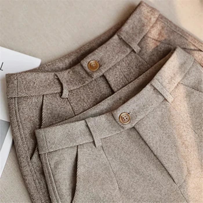 Pantaloni uomo slim fit eleganti, tessuto di qualità per comfort e stile impeccabile. Versatili.