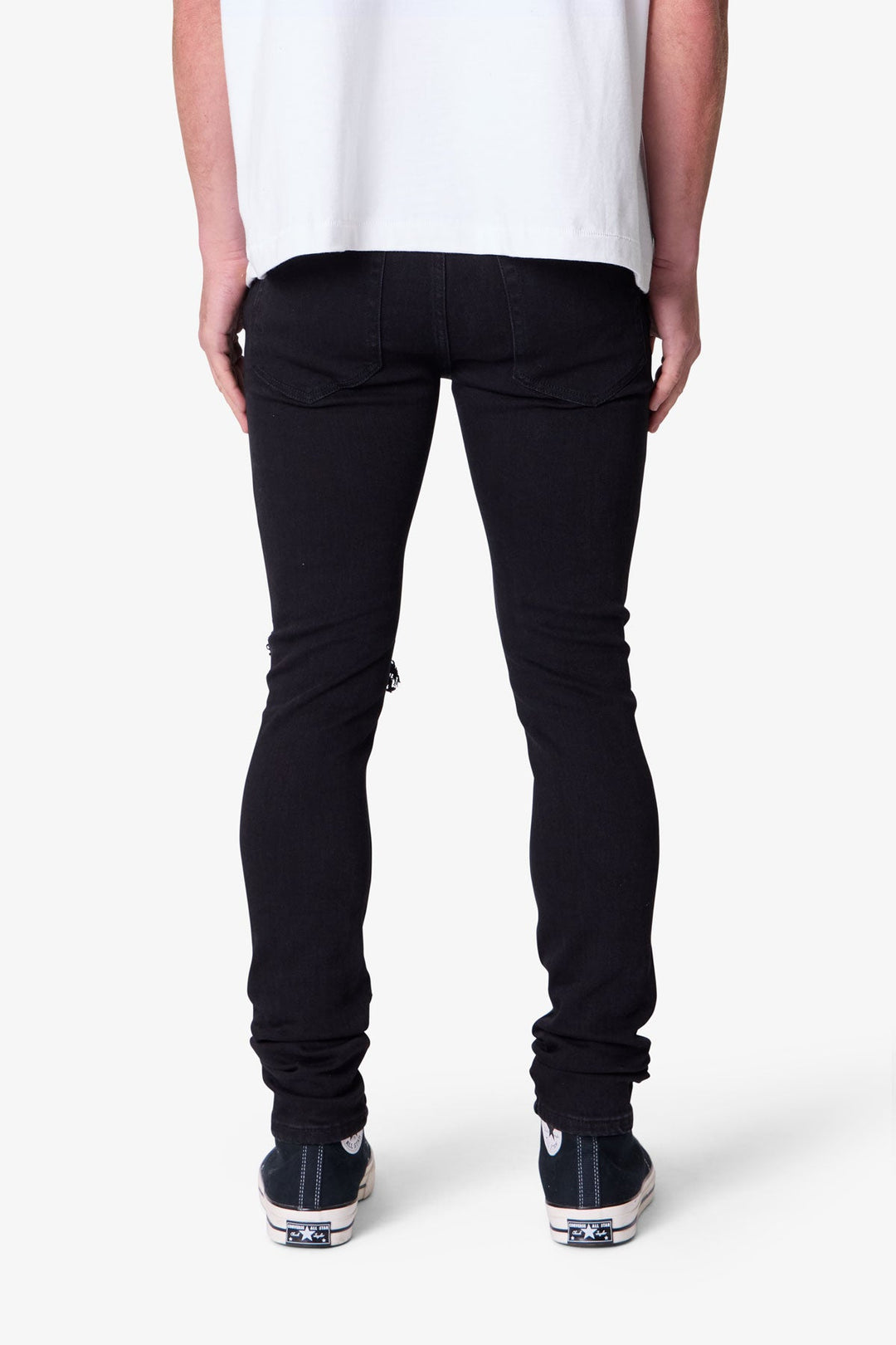 Jeans uomo neri skinny in denim, con sfumature e vestibilità allungata per un look moderno.