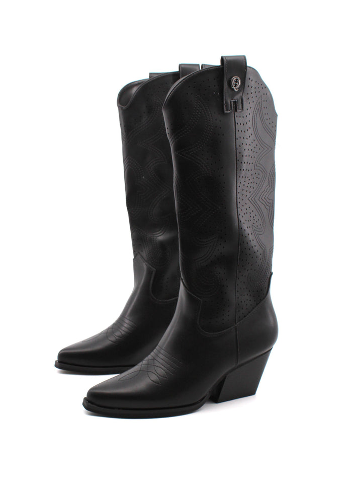 Dettaglio stivali texani donna neri: ricami western, tacco 6 cm, punta affusolata e zip per comfort.