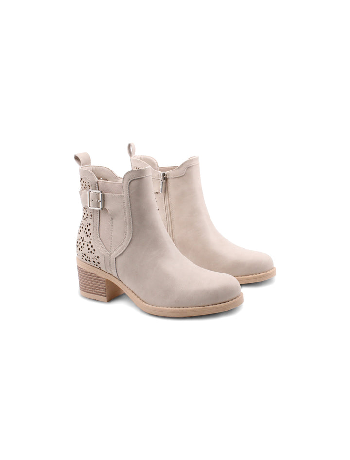 Stivaletti donna beige traforati, chiusura zip laterale, tacco 6cm. Perfetti per primavera/autunno, stile elegante e moderno.