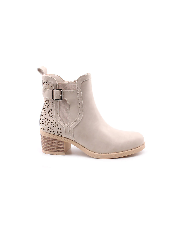 Stivaletti beige da donna con dettagli traforati e tacco 6 cm. Ideali per look primaverili o autunnali, un tocco di eleganza.