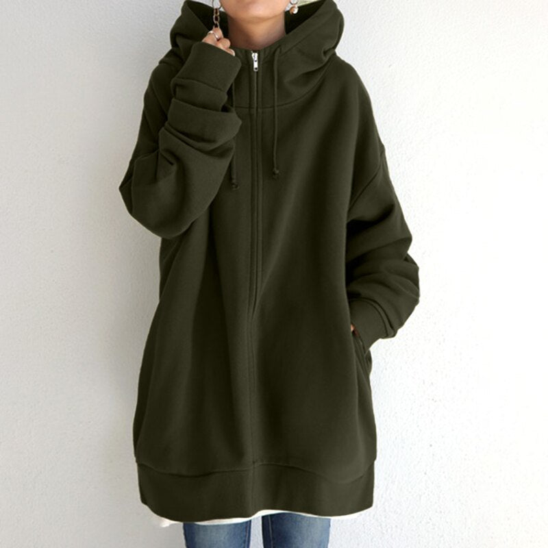 Dettaglio della zip su felpa donna oversize con cappuccio. Un capo essenziale, comodo e di tendenza per l'autunno.