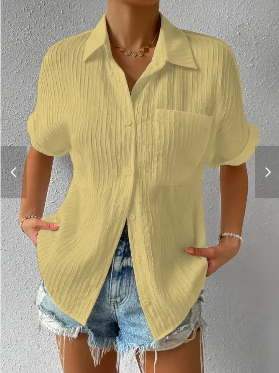 Blusa femminile elegante a manica corta, perfetta per un look da ufficio o casual estivo/primaverile.