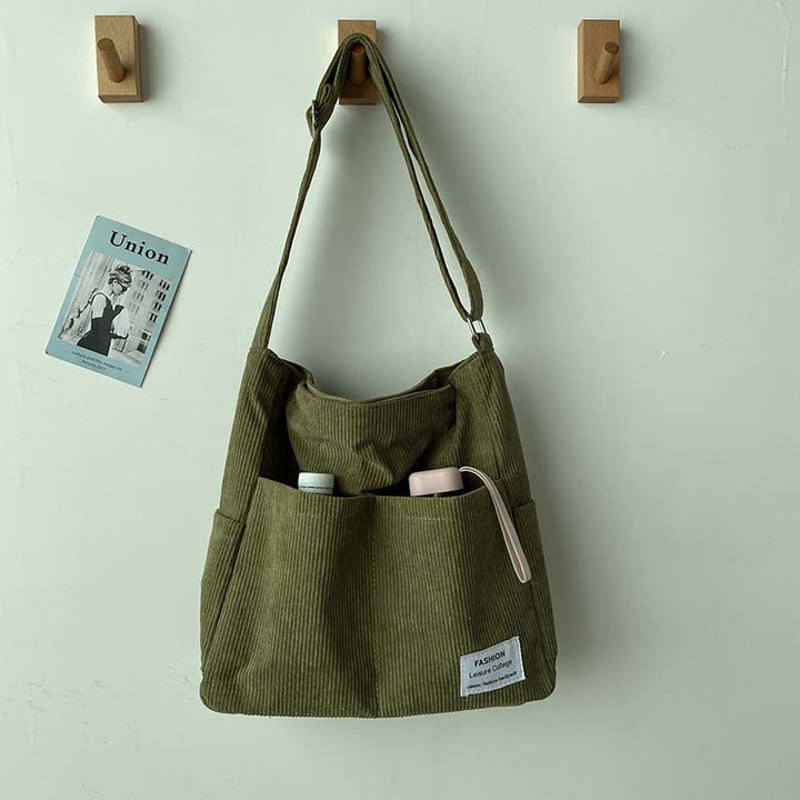 Borsa tracolla donna in velluto a coste marrone, perfetta per un look casual elegante.