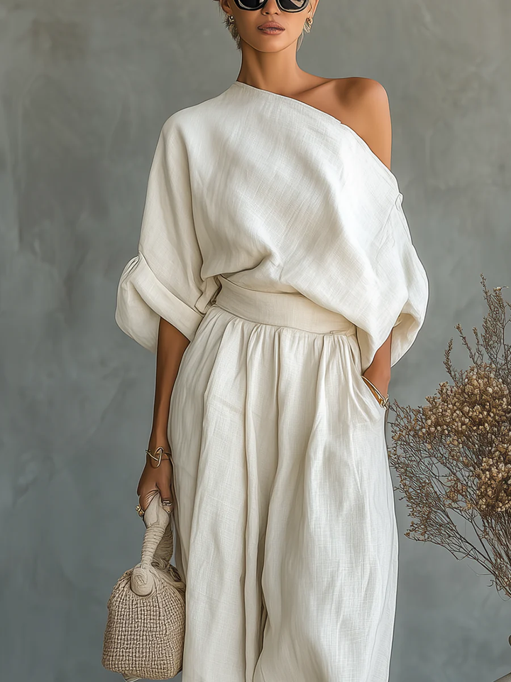 Set completo donna chic due pezzi con spalle scoperte, tendenza estiva. Top e pantaloni color bianco sporco.