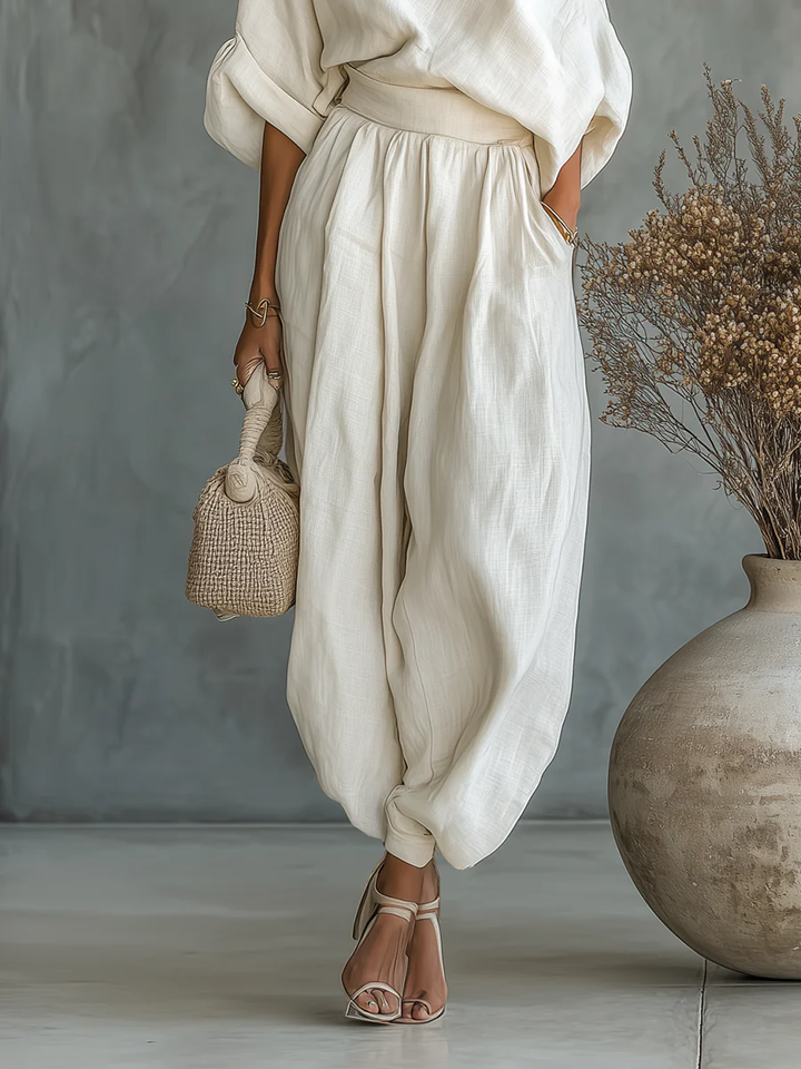 Completo donna estivo bianco sporco due pezzi, top spalle scoperte e pantaloni. Ideale per un look elegante e di tendenza.