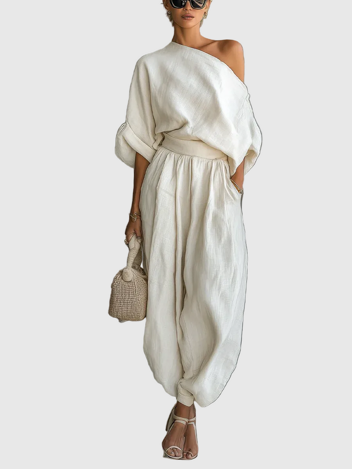 Completo due pezzi donna estivo elegante con top spalle scoperte, colore bianco sporco, perfetto per serate chic.