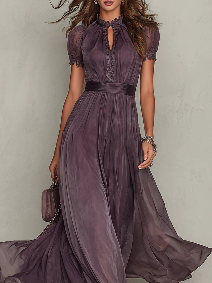 Maxi abito donna viola in chiffon, stile vintage. Vestito elegante e fluido per moda femminile e serate speciali.