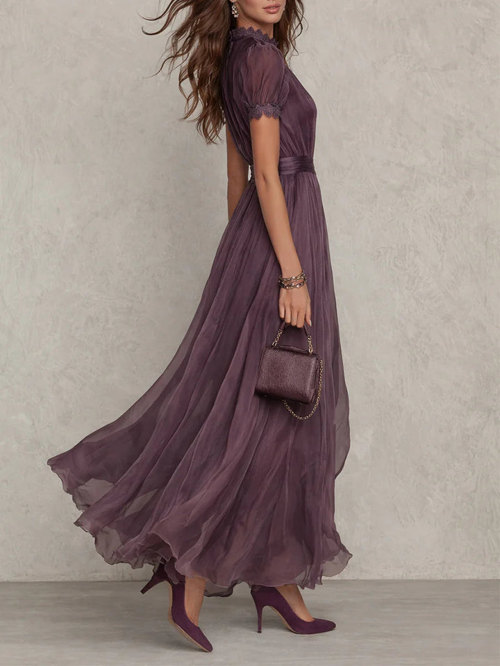 Lungo abito maxi chiffon viola per donna, stile vintage elegante. Fluido e raffinato, ideale per cerimonie.
