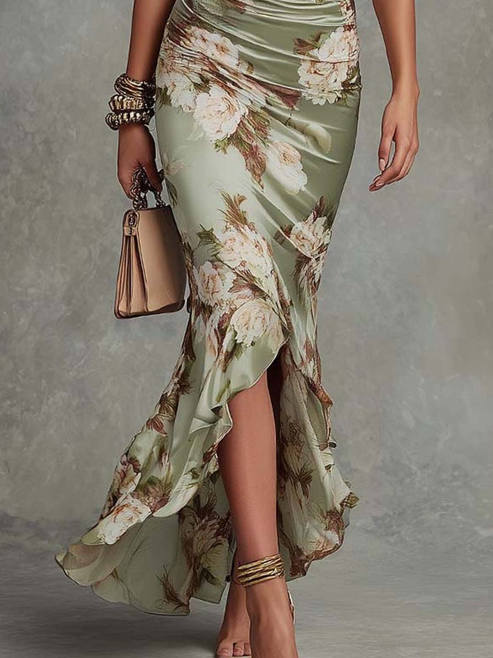 Abito lungo da donna con delicata fantasia floreale in raso, scollo a V, silhouette fluida ed elegante.
