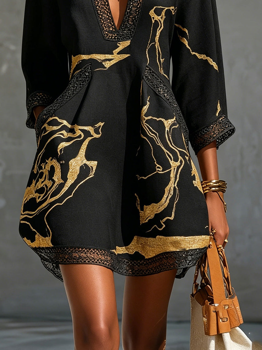 Mini abito donna nero con stampa marmo dorata, scollo a V. Eleganza casual per un look estivo versatile.