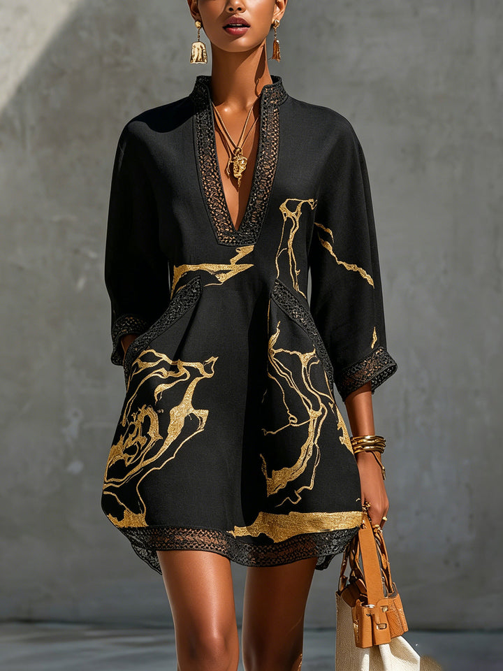 Mini abito donna nero elegante con stampa marmo dorata e scollo a V, perfetto per serate estive.